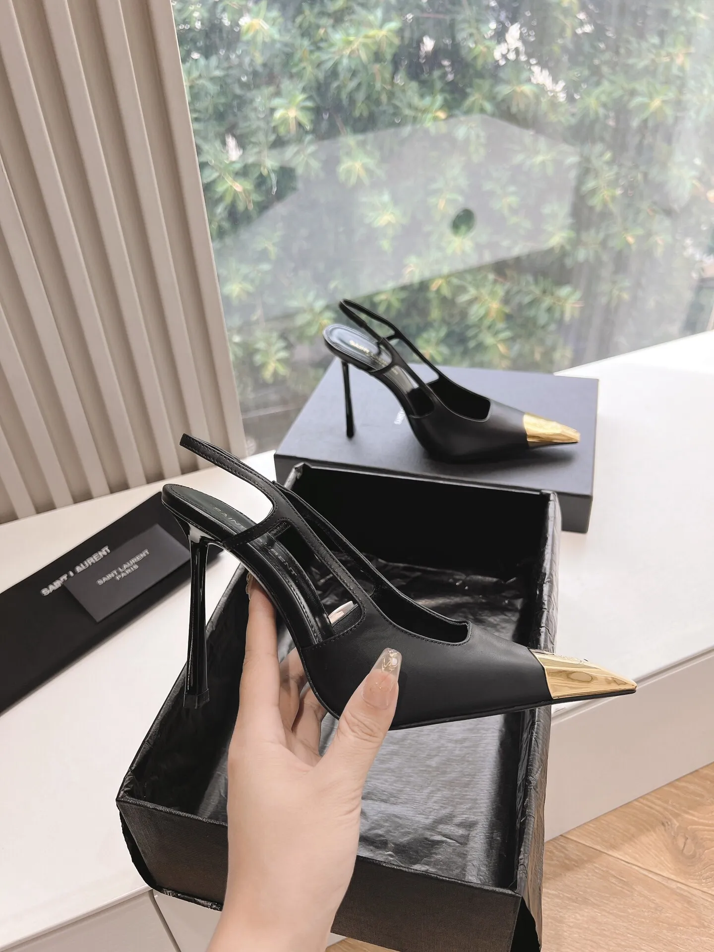 👟👟Ex-factory price 560👟👟 Women's shoes factory, women's shoes, women's clothing, top quality Saint Laurent/Yves Saint Laurent Lee metal buckle single shoes, YSL sister's beautiful high heels, and the small square toe of the same style as Saint Laurent Rose. High-heeled shoes are very good at modifying the foot shape, luxury metal chain. In recent years, SL👟👟factory price is that women are becoming more and more understanding of high-heeled shoes. The embarrassing design impression of the waterproof platform model is gone. YSL's beautiful high-heeled shoes. Upper: imported patent leather/cowhide. Sole: genuine leather outsole. Heel height: about 11cm. Sizes 35-39 (40, 41 customized, non-refundable and non-exchangeable)